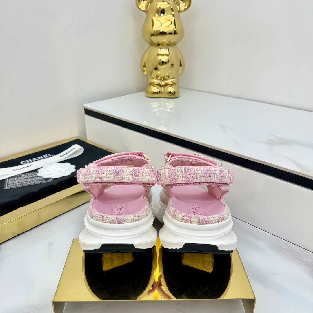 👟👟Ex-factory price 640👟👟 Top version... Chanel｜Chanel Xiaoxiang Velcro Beach Slippers Slippers Casual Beach Shoes 25ss Spring and Summer New Style! Beach shoes are a hit all over the internet! The latest model from the counter, I am still willing to buy it on my feet. It must be ranked among the most popular models. It is invincible in all seasons. Various bloggers and Internet celebrities can see the matching styles. Highly recommended. Pearlescent sheepskin upper, sheepskin lining, suede for feet. Original open-molded TPU outsole size: 35-40 (customized for 40 and 41). Full set of original packaging 👉 👉 👉